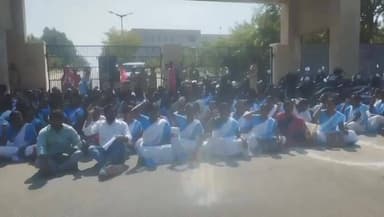 కామారెడ్డి: కనీస వేతనాలు చెల్లించాలని డిమాండ్ చేస్తూ, కలెక్టరేట్ కార్యాలయం ముందు ఆశా కార్యకర్తల ఆందోళన, సీఐటీయూ నాయకుల డిమాండ్