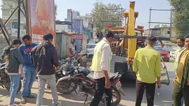 बुरहानपुर नगर: कमल तिराहे पर नगर निगम और यातायात विभाग की कार्रवाई, रोड पर वाहन खड़े करने वालों के चालान काटे