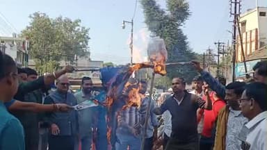 बुरहानपुर नगर: कमल तिराहे पर समग्र हिंदू समाज ने बांग्लादेश सरकार का पुतला दहन किया