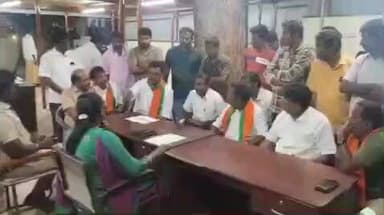 ஊத்துக்குளி: பாஜக மற்றும் பிரதமர் குறித்து அவதூறாக பேசிய கம்யூனிஸ்ட் நிர்வாகி மீது நடவடிக்கை எடுக்க வலியுறுத்தி பாஜகவினர் ஊத்துக்குளி காவல் நிலையம் முற்றுகை