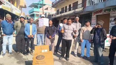 कपकोट: भारतीय राष्ट्रीय छात्रसंगठन ने कपकोट बाजार में अंकिता हत्याकांड पर भाजपा सरकार के खिलाफ नारेबाजी करते हुए पुतला दहन किया