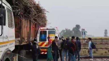 गौनहा: प्रशासनिक लापरवाही से एंबुलेंस और गन्ने से लदा ट्रक रेलवे फाटक के बीच फंसा