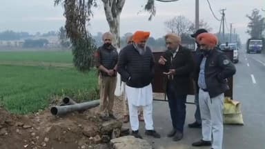 ਲੁਧਿਆਣਾ ਪੂਰਬੀ: ਕੁਝ ਸਮਾਂ ਪਹਿਲਾਂ ਨਵੀਂ ਬਣਾਈ ਗਈ ਸੜਕ ਇੱਕ ਕੰਪਨੀ ਵੱਲੋਂ ਤਾਰਾਂ ਵਿਛਾਉਣ ਲਈ ਪੁੱਟਿਆ ਜਾ ਰਿਹਾ ਸੀ ਹਲਕਾ ਵਿਧਾਇਕ ਨੇ ਰੋਕਿਆ ਕੰਮ
