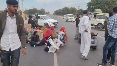 लूनकरनसर: तहसील के आगे किसानों ने राजमार्ग 62 पर लगाया जाम, यूरिया को लेकर हाहाकार