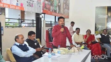 राजूरा: भाजपा जनसंपर्क कार्यालय, राजुरा येथे पदवीधर मतदार नोंदणी संदर्भात आढावा बैठक