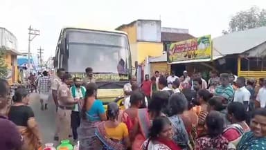 சேரன்மகாதேவி: சேரன்மகாதேவியில் முறையாக குடிநீர் வழங்கப்படாததை கண்டித்து காலி குடங்களுடன் சாலை மறியல்.