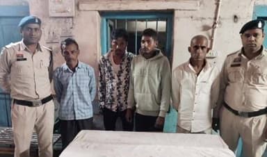 आरंग: आरंग थाना क्षेत्र में जुआ खेलते 4 लोगों को गिरफ्तार किया गया, ₹8170 ज़ब्त
