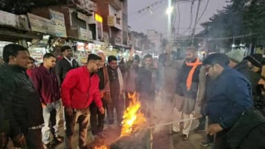 ओबरा: बांग्लादेश में हुए हिंदू युवक की हत्या के विरोध में अनपरा बाजार में प्रदर्शन, बांग्लादेशी झंडा और पुतला किया गया दहन