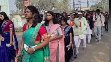 করিমপুর ১: করিমপুর জগন্নাথ উচ্চ বিদ্যালয়ের ৭৫ তম বর্ষপূর্তি উদযাপন অনুষ্ঠানে উপস্থিত বিশিষ্ট বাচিক শিল্পী মুনমুন মুখার্জি