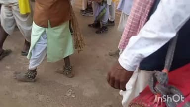 लुण्ड्रा: ग्राम पंचायत रेवापुर के स्थानीय ग्रामीणों ने आज सैला नृत्य की बेहतरीन प्रस्तुति का वीडियो जमकर वायरल किया