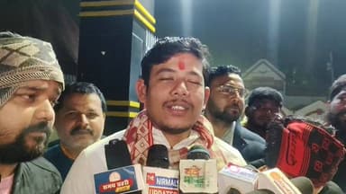 बस्ती जिले के भदेश्वर नाथ के पुजारी पर हमले के विरोध मे कोतवाली पहुँचे विश्व हिंदू महासंघ कार्यकर्ता एवं पदाधिकारी
#tren...