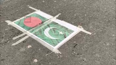 #अलीगढ क्वारसी बाईपास पर विरोध करने का अजीबो-गरीब मामला सामने आया हैं बांग्लादेश और पाकिस्तान के झंडे को सड़क पर चिपकाकर...