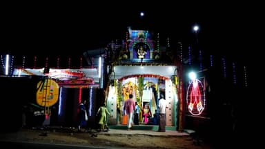 அம்பாசமுத்திரம்: கல்லிடைக்குறிச்சி ஸ்ரீ ஐயப்பன் கோவிலில் 27 ஆம் ஆண்டு மண்டல பூஜை 18 படிகளுக்கு சிறப்பு பூஜை. விளக்குகள் ஏற்றி சிறப்பு ஆராதனை.