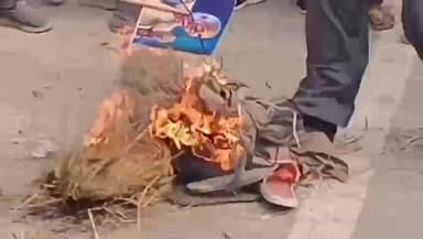 ঢেকিয়াজুলি ভাগ: শিঙৰী আৰক্ষী চকী এলেকাত বাংলাদেশৰ মুখ্য উপদেষ্টা ড° মহম্মদ ইউনুছৰ পুত্তলিকা দাহ