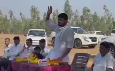 ડેડીયાપાડા: ધારાસભ્ય ચૈતરભાઈ વસાવાએ ચિકદા ખાતે મુલાકાત દરમિયાન પોલીસ ભરતી માટે યુવાનો ને સલાહ આપી.આગેવાન ઉપસ્થિત.