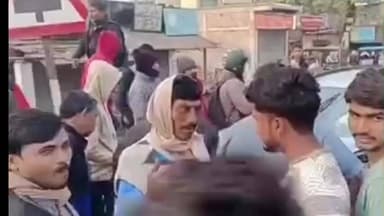 জলঙ্গি: সাগরপাড়ার নরসিংহ পুর বাজার এলাকায় ভয়াবহ পথ দুর্ঘটনা, দুমড়ে মুচড়ে গেল চারচাকা গাড়ি