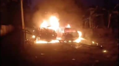 চাকদা: চাকদায় গভীর রাতে হঠাৎই আগুন পরিত্যক্ত অবস্থায় পড়ে থাকা দুটি গাড়ীতে, দমকলের একটি ইঞ্জিন আগুন নিয়ন্ত্রনে আনলো