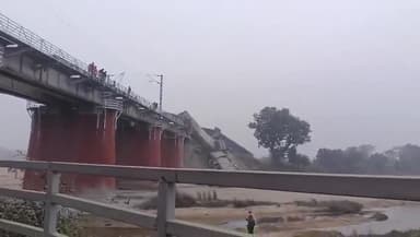 झाझा :- दिल्ली हावड़ा मेन लाइन पर सिमुलतला के नजदीक बडुआ नदी में गिरे ट्रेन के 19 डिब्बे
#viral #जमुई #बिहार