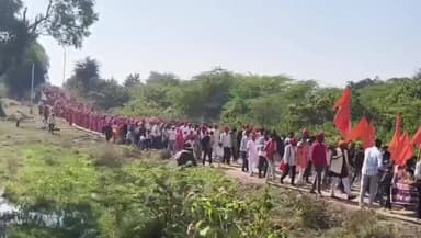 ठीकरी: चैनपुरा में उमड़ा आस्था का सैलाब, 1100 महिलाओं ने निकाली कलश यात्रा, मां नर्मदा को समर्पित की 800 मीटर की चुनरी