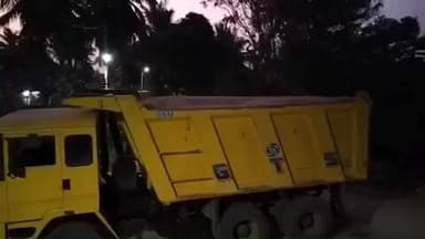 కళ్యాణదుర్గం: కళ్యాణదుర్గం నుంచి కర్ణాటకకు అక్రమంగా తరలి వెళుతున్న ఇసుక, పట్టించుకోని అధికారులు