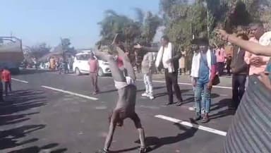 डिंडौरी: धर्मपुरी: बाबा कर रहे मां नर्मदा की अनोखी परिक्रमा, घानाघाट में श्रद्धालुओं ने किया स्वागत