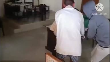 మహబూబాబాద్: యూరియా కోసం అధికారి కాళ్లు మొక్కిన రైతు నరసింహులపేట మండలంలో ఘటన వీడియో వైరల్