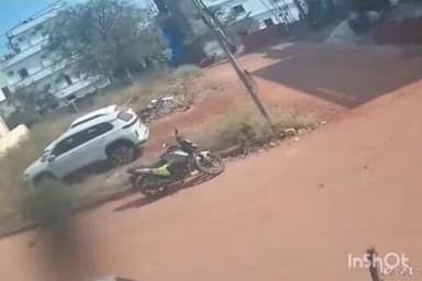 వికారాబాద్: పోలీస్ కాలనీలో సిసి కెమెరాలపై బీర్ బాటిల్తో దాడి చేసిన యువకుడు, సీసీ కెమెరాలు రికార్డ్