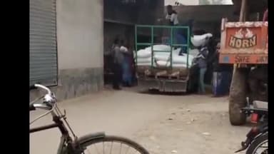 নওদা: নওদায় পঞ্চায়েত সদস্যার বিরুদ্ধে ডাল ও ভুট্টা-বীজ বাড়িতে নিয়ে যাওয়ার অভিযোগ