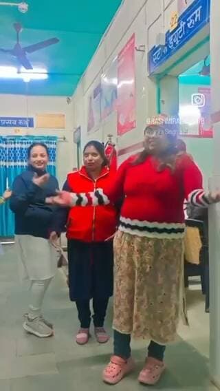 रायबरेली: सीएचसी अधीक्षक की पत्नी और स्टाफ नर्सों का रील बनाते वीडियो वायरल, जांच के आदेश 😮
#RaiBareli #स्वास्थ्यविभाग #वीडियोवायरल