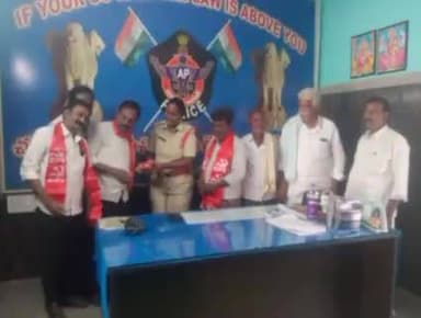 ముదిగుబ్బ రూరల్ సీఐ సునీతను మర్యాదపూర్వకంగా కలిసిన సీపీఐ నాయకులు