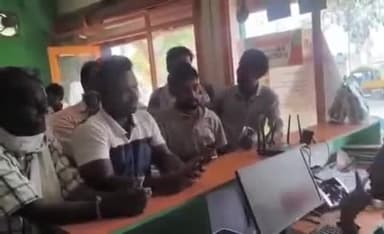 నల్గొండ: రాజాపేట తండాలో గ్రోమోర్ సెంటర్లో యూరియా కోసం రైతులు ఆందోళన