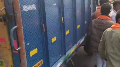 శ్రీకాకుళం: శ్రీకాకుళంలోని నవ భారత్ జంక్షన్ వద్ద పశువులను అక్రమంగా తరలిస్తున్న వ్యాన్ను అడ్డుకున్న బజరంగ్ దళ్ కార్యకర్తలు