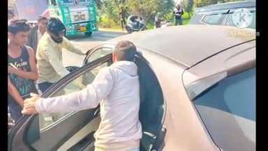 ललितपुर: NH-44 स्थित बीघा टोल के पास कार अनियंत्रित होकर डिवाइडर से टकराई, कार सवार गंभीर रूप से घायल, घटना का वीडियो आया सामने