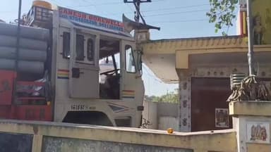 సిరిసిల్ల: హనుమాన్ ఆలయంలోకి దూసుకెళ్లిన బోర్వెల్ వాహనం,రోడ్డుపై ఉన్న చిరు వ్యాపారులకు గాయాలు