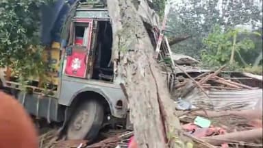 কুমারঘাট: পেঁচারথল শান্তিপুর গেইট সংলগ্ন এলাকায় একটি ভয়ঙ্কর লরি দুর্ঘটনা ঘটে
