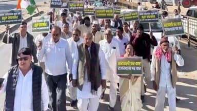 श्रीडूंगरगढ़: श्रीडूंगरगढ़ में कांग्रेस ने अरावली और मनरेगा के नाम परिवर्तन के विरोध में निकाला पैदल मार्च