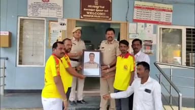 ಶೋರಾಪುರ: ಕೆ ಆರ್ ಎಸ್ ಪಕ್ಷದಿಂದ ನಗರದ ಪೊಲೀಸ್ ಠಾಣೆಗೆ ಐಪಿಎಸ್ ಅಧಿಕಾರಿಯಾಗಿದ್ದ ಮಧುಕರ ಶೆಟ್ಟಿ ಅವರ ಭಾವಚಿತ್ರ ನೀಡಿ ಪುಣ್ಯ ಸ್ಮರಣೆ ಆಚರಣೆ