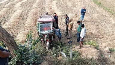 बांका, गड्ढे से बरामद हुआ लावारिस ई रिक्शा, बैटरी सहित अन्य सामान गायब, पुलिस जांच में जुटी#Banka#chori#Main Hun Banka#l...