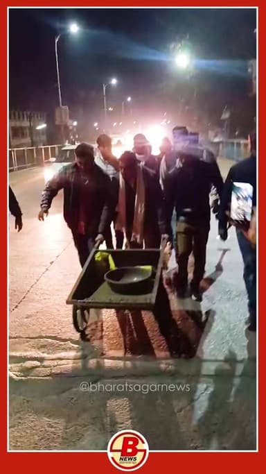 देवास के उज्जैन रोड ब्रिज पर बने जानलेवा गड्ढों को लेकर एक बार फिर सिस्टम की लापरवाही सामने आई है।
जहां रोज़ाना हजारों व...