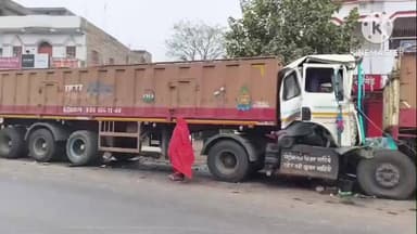 मरवन: करजा थाना क्षेत्र में दो ट्रक की टक्कर, चालक जख्मी होकर केबिन में फंसा