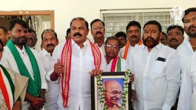 జనగాం: ఉపాధి హామీ పథకం నుంచి గాంధీ పేరు తొలగింపు పై జనగామ నియోజకవర్గ కాంగ్రెస్ ఇన్చార్జ్ ప్రతాపరెడ్డి ఆధ్వర్యంలో తీవ్ర నిరసన