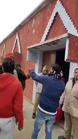 फतेहपुर: देवीगंज चर्च में धर्मांतरण के मामले में बजरंग दल के लोगों ने धर्म परिवर्तन का आरोप लगाकर काटा हंगामा, वीडियो आया सामने