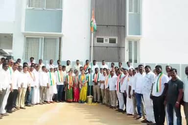 గద్వాల్: కాంగ్రెస్ పార్టీ జెండా ని ఆవిష్కరించినజెడ్పి మాజీ చైర్ పర్సన్, గద్వాల నియోజకవర్గ కాంగ్రెస్ పార్టీ ఇంచార్జి సరత