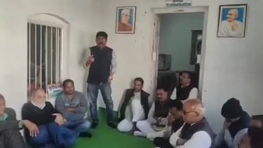 नरसिंहपुर: मुश्रान भवन में कांग्रेस कार्यकारिणी की बैठक, वक्ताओं ने कहा- कांग्रेस विचारधारा की लड़ाई लड़ती है