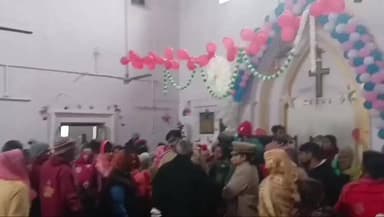 फतेहपुर: चर्च में धर्मांतरण के खेल को देख बजरंग दल के लोगों ने किया हंगामा, सैकड़ों महिलाएं चर्च के अंदर मौजूद, पादरी हिरासत में