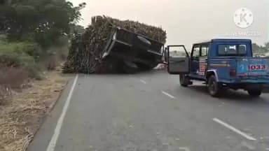 దెందులూరు 16వ నెంబర్ జాతీయ రహదారిపై చెరుకు లోడుతో వెళుతున్న ట్రాక్టర్ అదుపుతప్పి బోల్తా