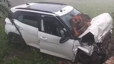 ਪਠਾਨਕੋਟ: ਪਠਾਨਕੋਟ ਦੇ ਨਾਲ ਲੱਗਦੇ ਬਹਿਰਾਮਪੁਰ ਪਿੰਡ ਦੇ ਵਿੱਚ ਧੁੰਦ ਦੇ ਕਾਰਨ ਵਾਪਰਿਆ ਵੱਡਾ ਹਾਦਸਾ ਕਾਰ ਸਵਾਰ ਦੀ ਮੌਕੇ ਤੇ ਹੋਈ ਮੌਤ ਦੋ ਵਿਅਕਤੀ ਜਖਮੀ।