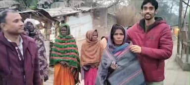 पिपराही: पिपराही बीडीओ ने विभिन्न गांवों में जरूरतमंद परिवारों के बीच कंबल का वितरण किया