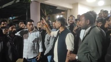 झालरापाटन: झालावाड़ में चाकूबाजी के आरोपी की मौत के मामले में परिजन व समाज के लोग अस्पताल में धरने पर बैठे