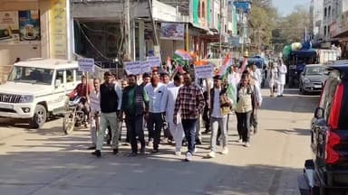 मनोहरथाना: मनोहर थाना ब्लॉक कांग्रेस कार्यकर्ताओं ने कस्बे में निकाली पदयात्रा
